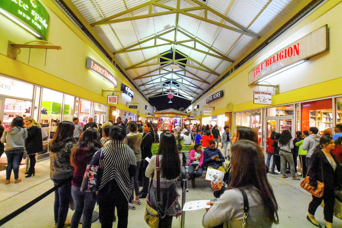 Black Friday shoppers hunt for deals at Houston Premium Outlets in Cypress, Friday, Nov. 24, 2017.