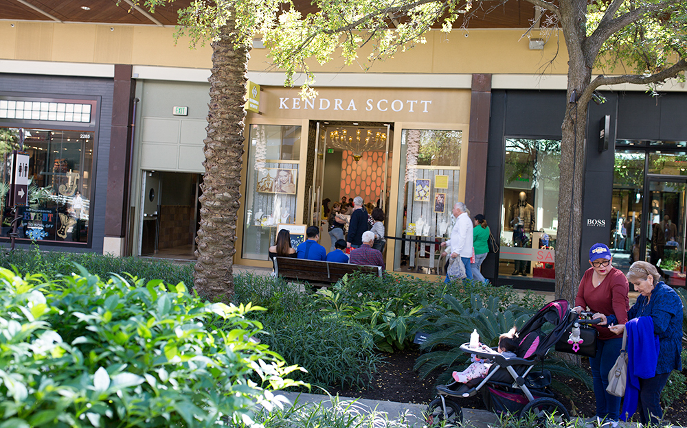 Shops at La Cantera now allows visitors to drink alcohol while shopping