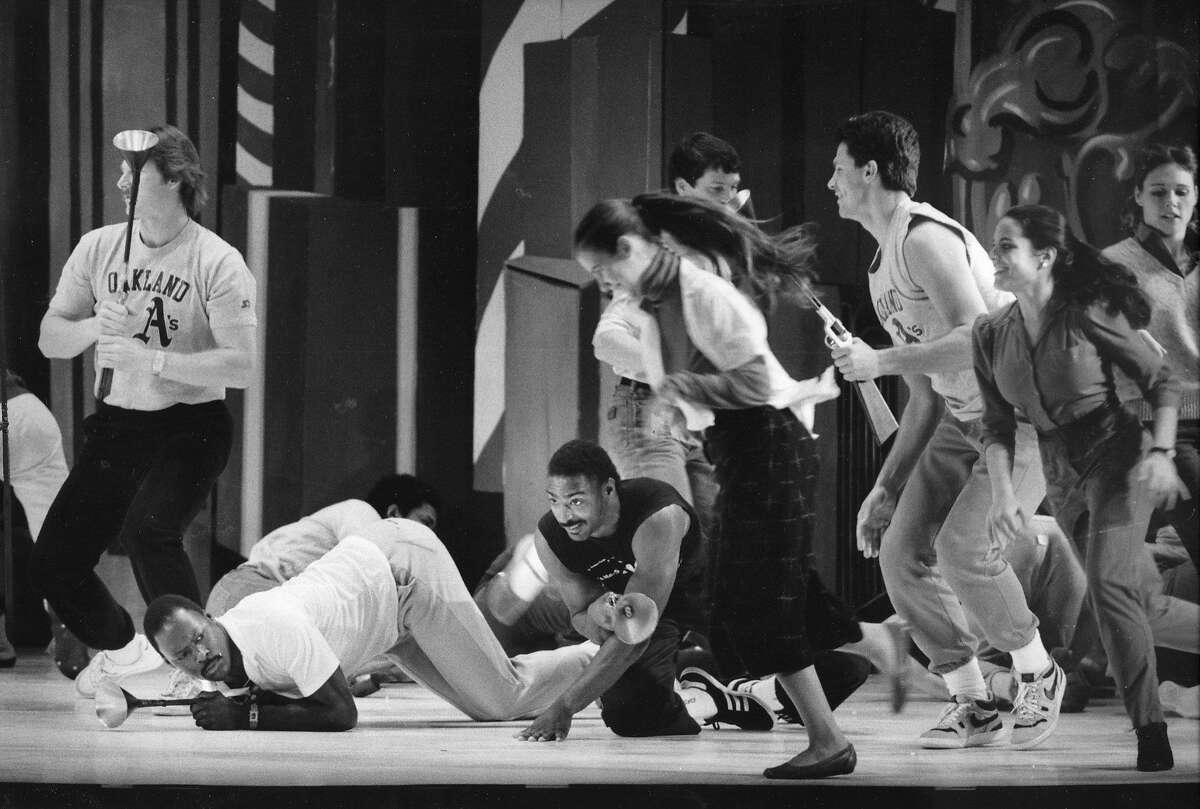 1986年12月17日，在全明星之夜，奥克兰运动家队的棒球运动员将在奥克兰芭蕾舞团的《胡桃夹子》中表演。图为他们正在排练