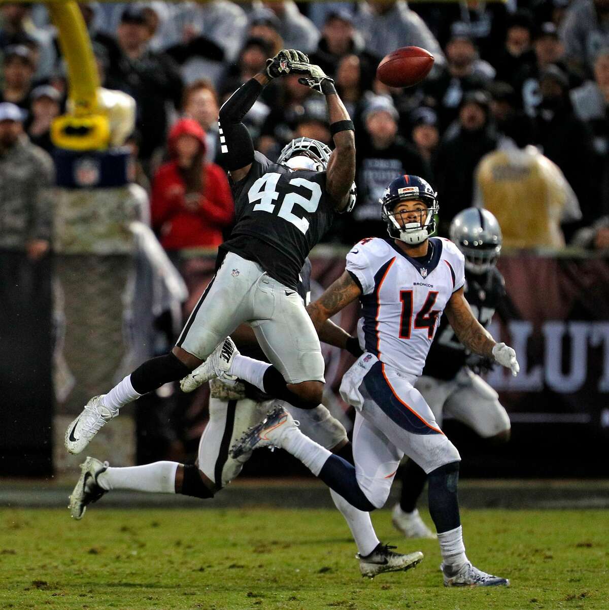 Merry Christmas, Oakland': Raiders beat Broncos in home finale, Raiders/NFL