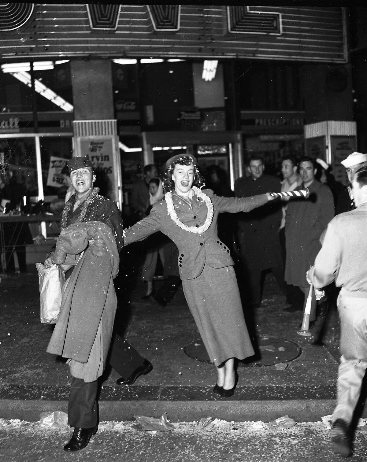 1952年12月31日，旧金山市场街的新年前夜庆祝活动上五彩纸屑飞扬