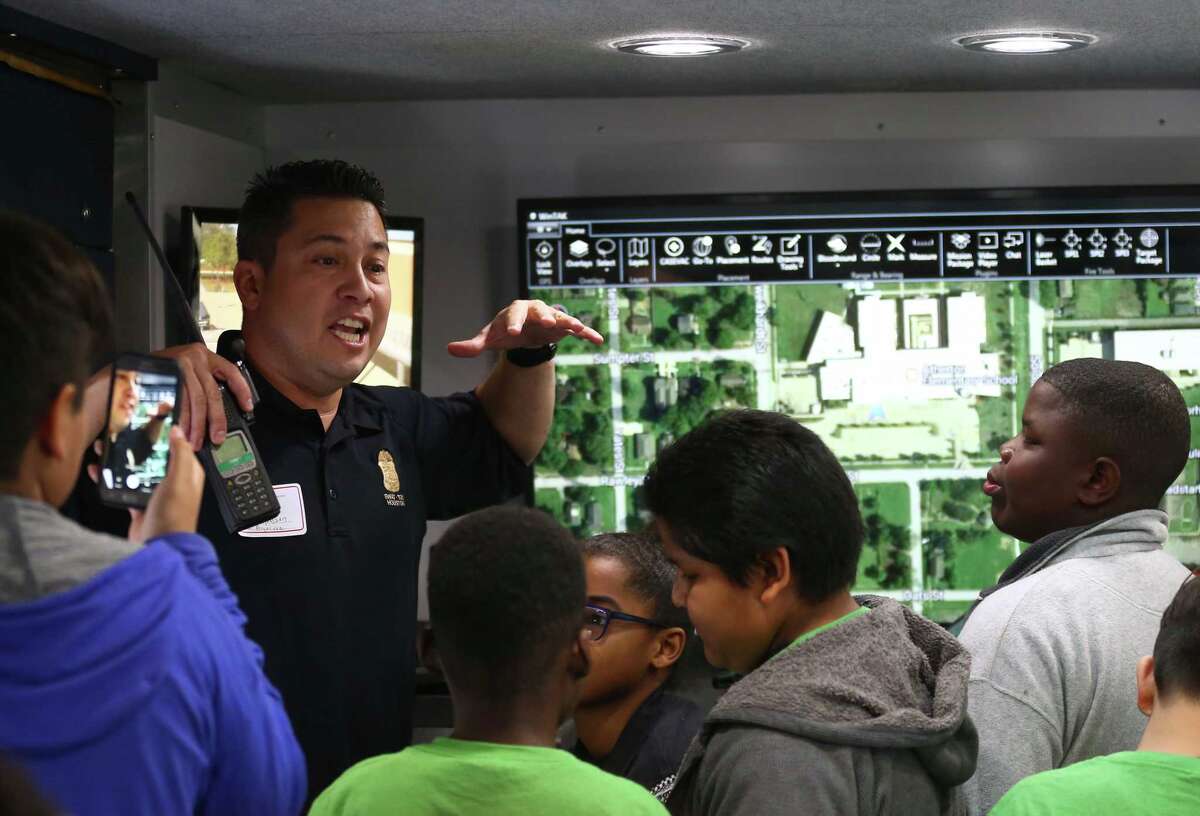 FBI gives grade schoolers a primer on crime scene investigations