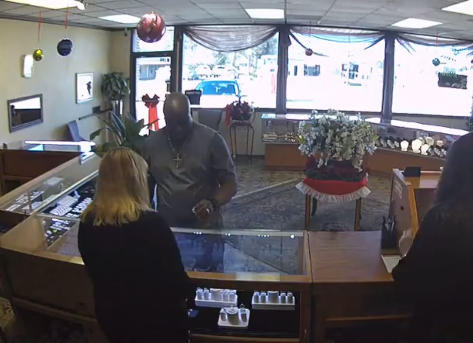 Video: Man runs off with diamond ring at Nederland store
