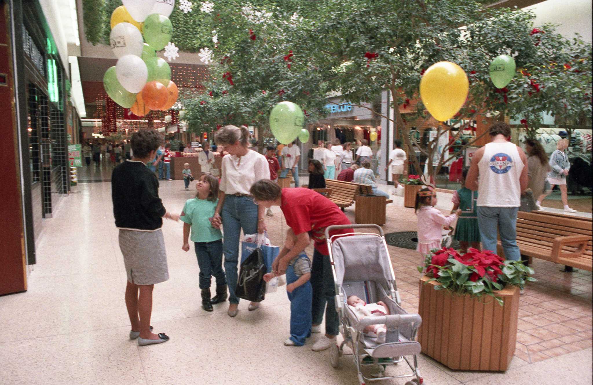 Shoppers out early in San Antonio in search of Black Friday deals