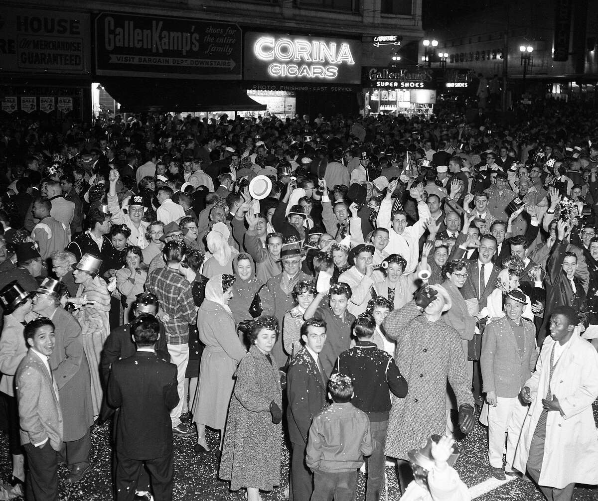 1959年12月31日，旧金山市场街，快乐的人群在新年前夜庆祝活动中等待午夜