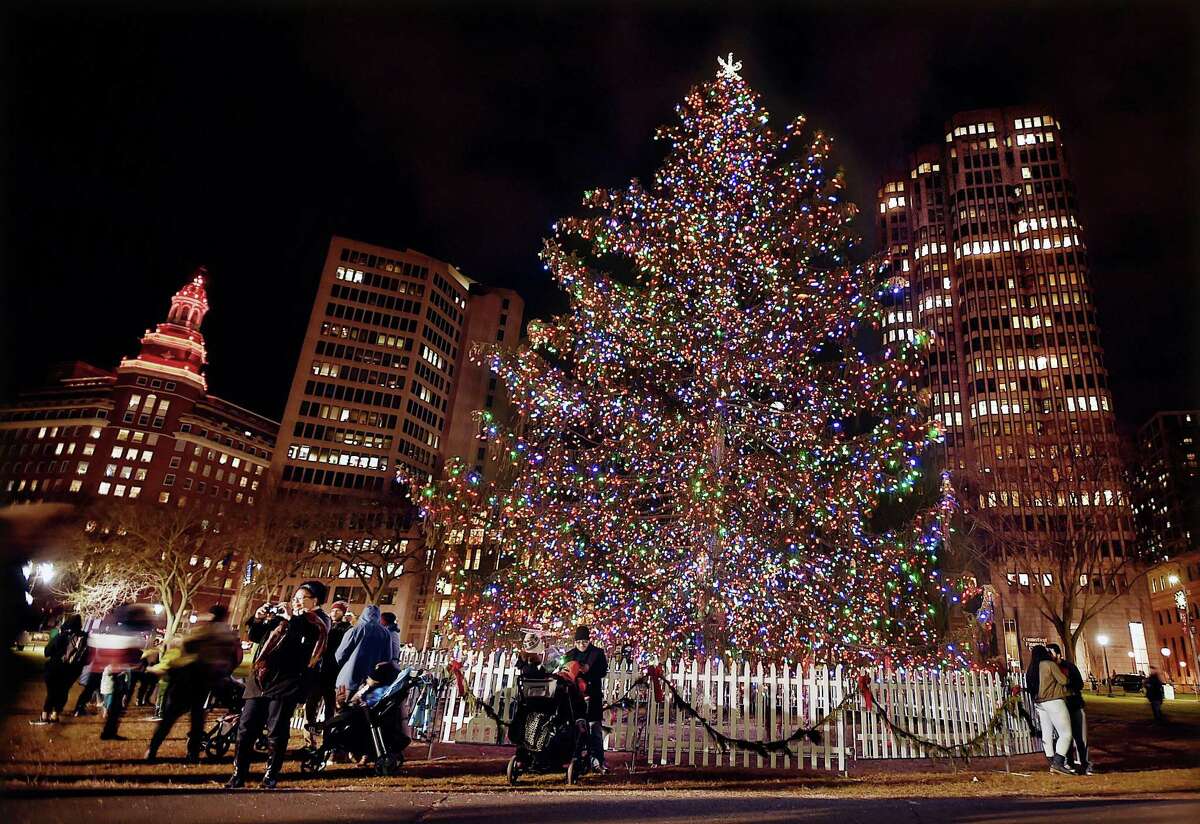 38,000 bulbs light the New Haven Green with Christmas spirit