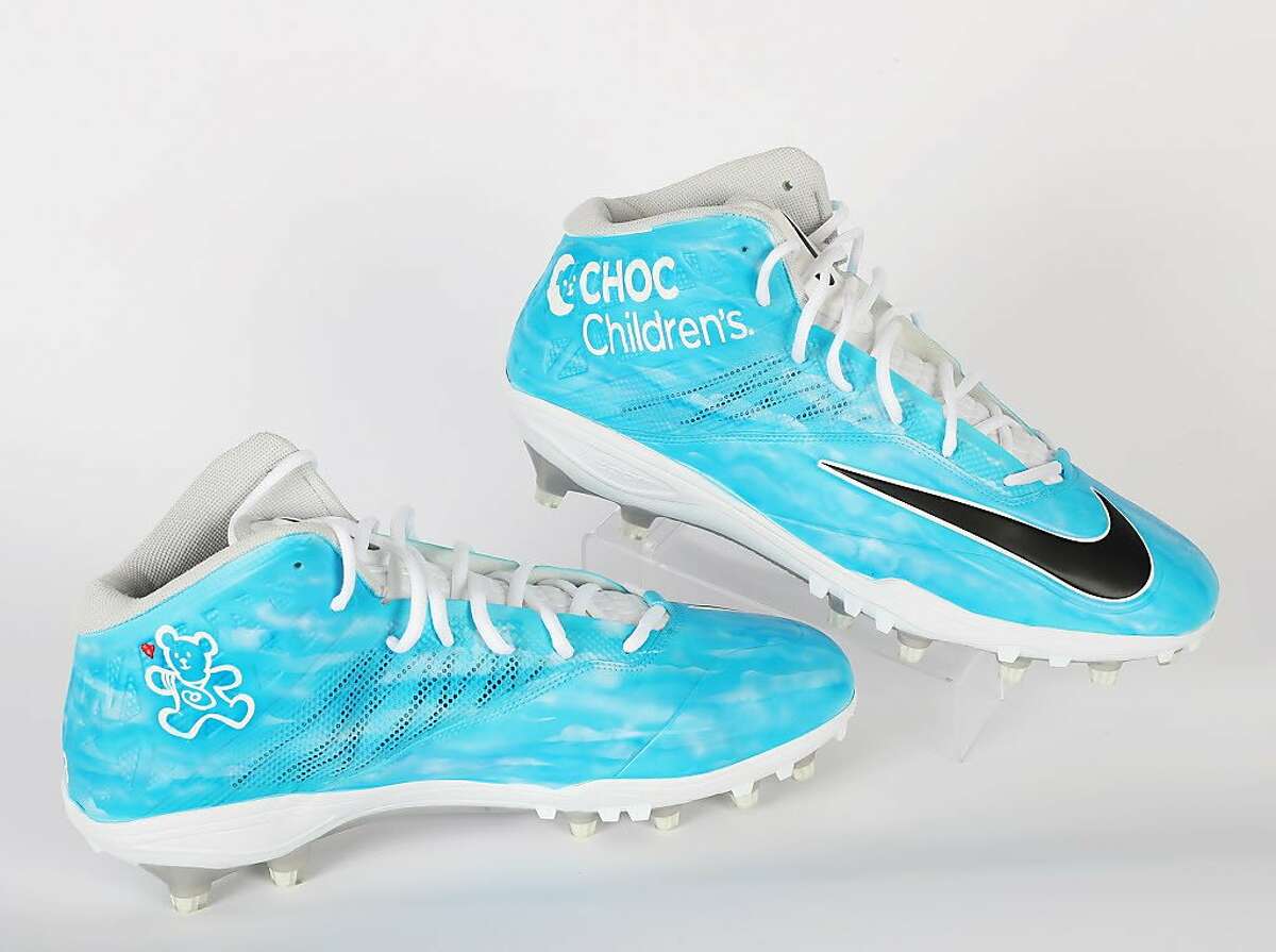Raiders players to lace up custom cleats for a cause Sunday
