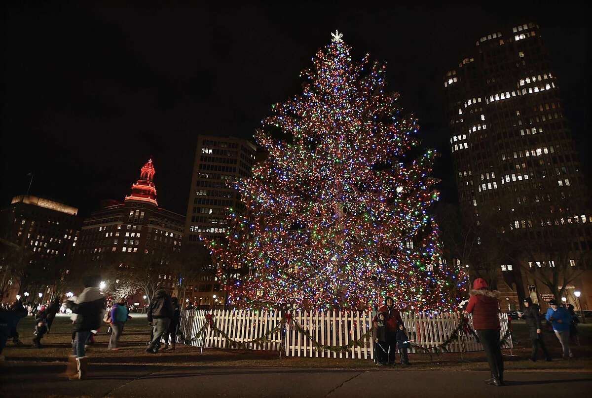 38,000 bulbs light the New Haven Green with Christmas spirit