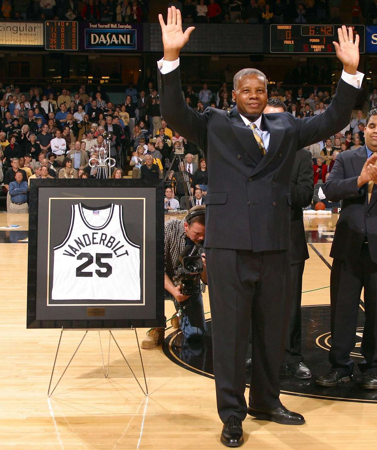 Trailblazing basketball player Perry Wallace dies at 69