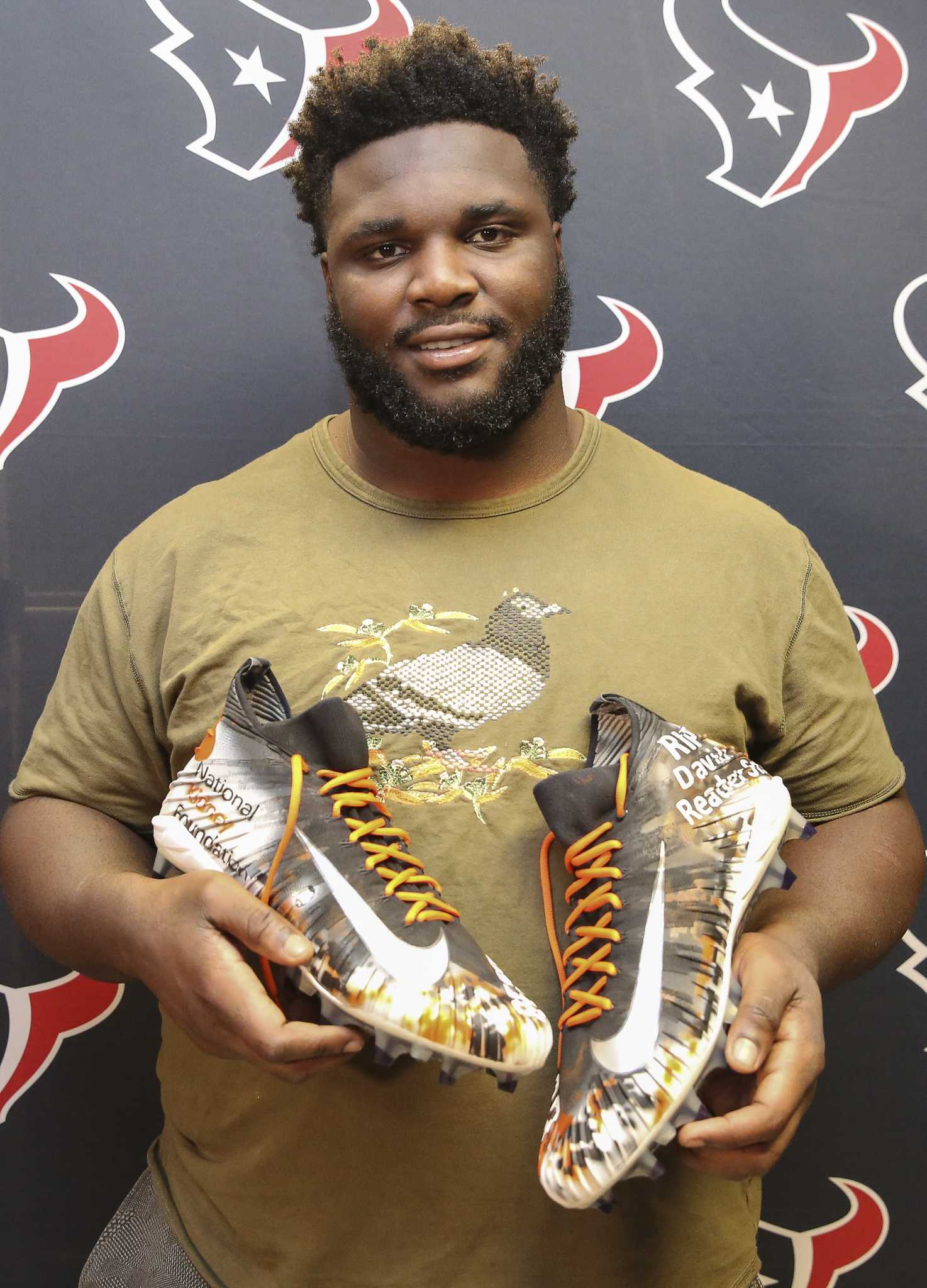 Texans defensive end D.J. Reader remembers his father with charity cleats