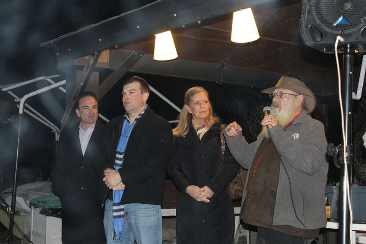 Bridgeport's S.S. Norden Club holds tree lighting