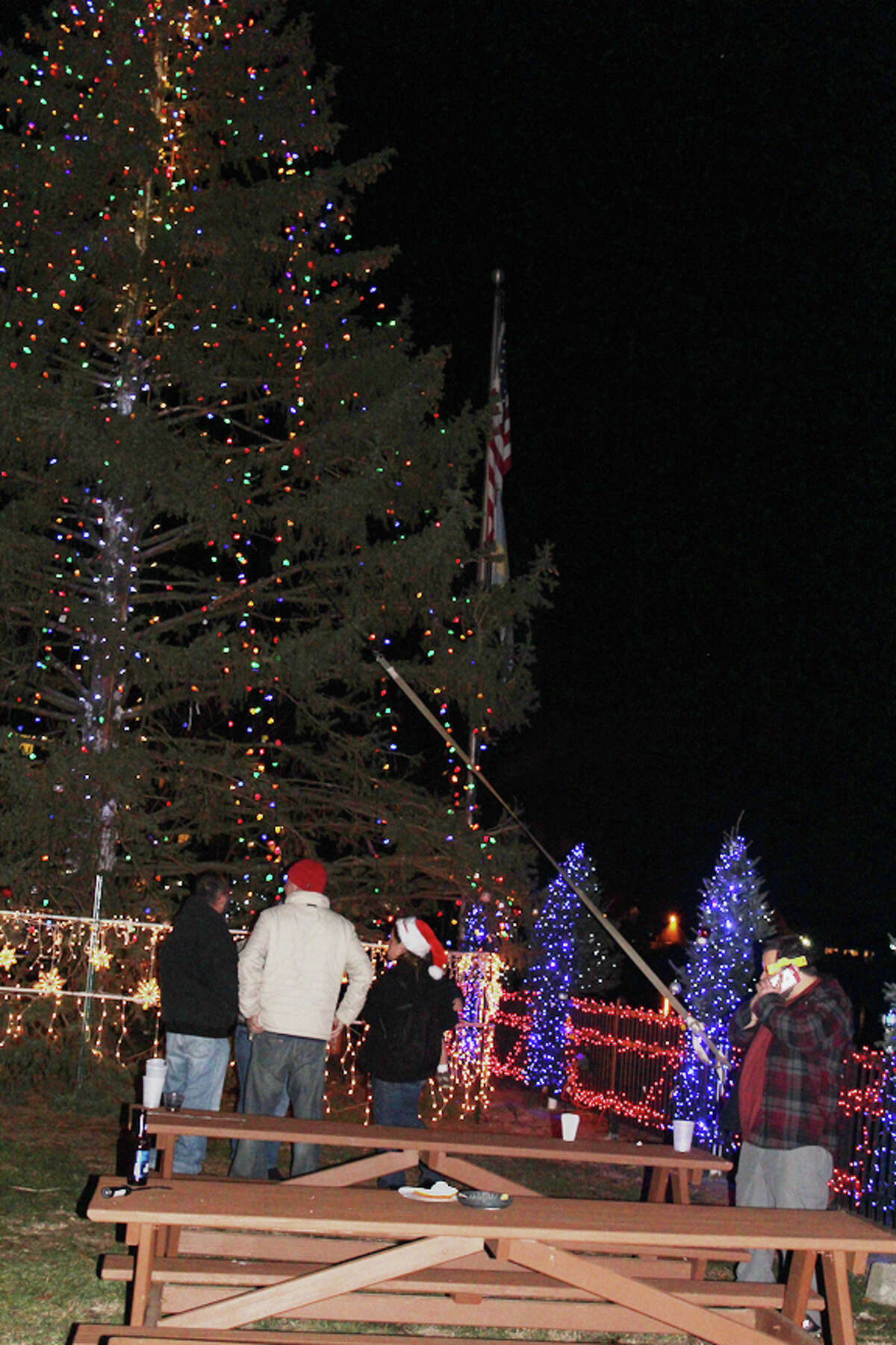 Bridgeport's S.S. Norden Club holds tree lighting