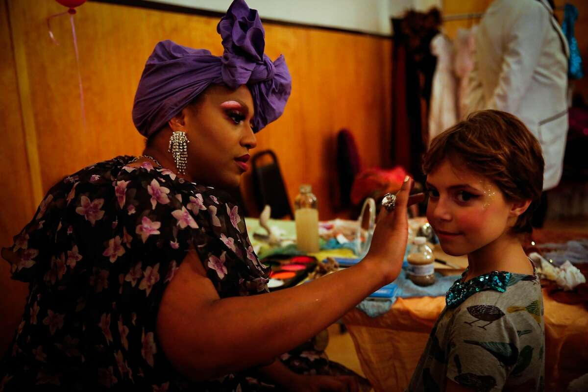 2017年12月3日，周日，在加州旧金山，蜜糖红木(左)为梅格·赖斯化妆，名为“我们都是皇后区”。活动邀请孩子们来发挥他们的想象力和打扮。
