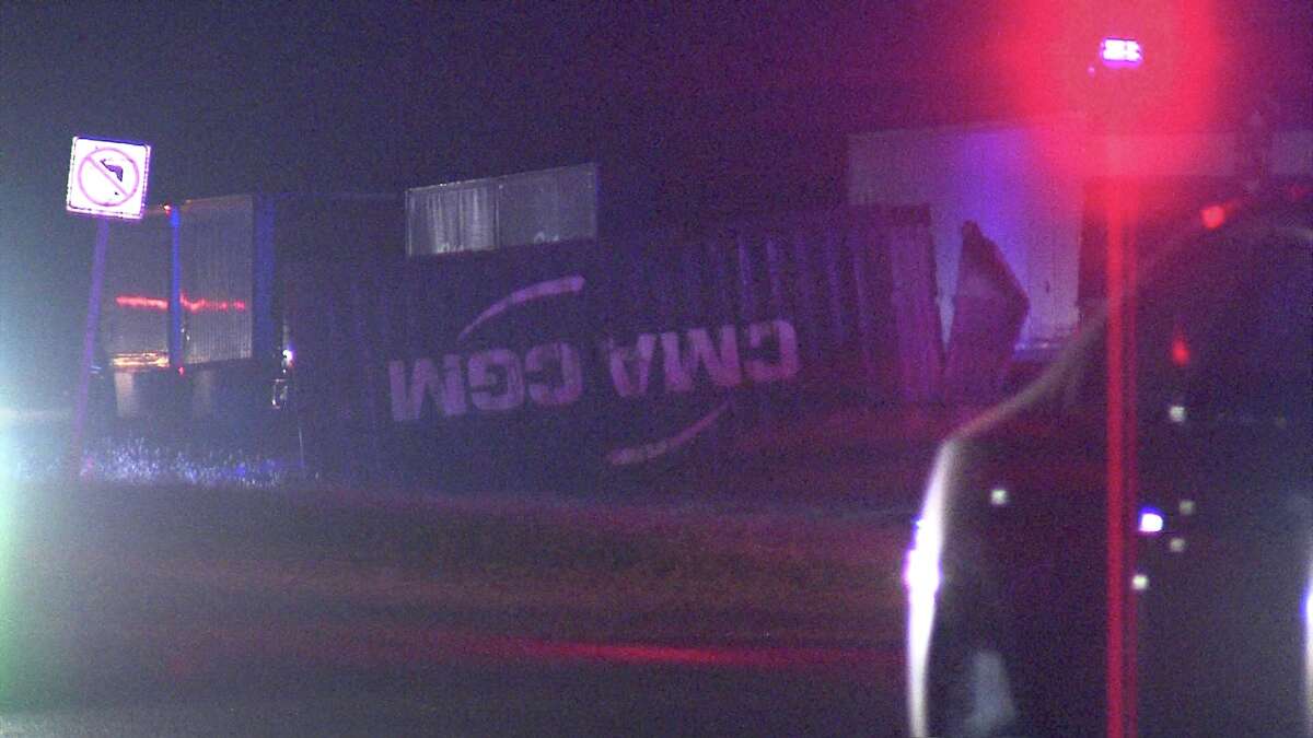 2 Drivers Hospitalized After Fiery Crash Involving 3 Big Rigs In East Bexar County 7391