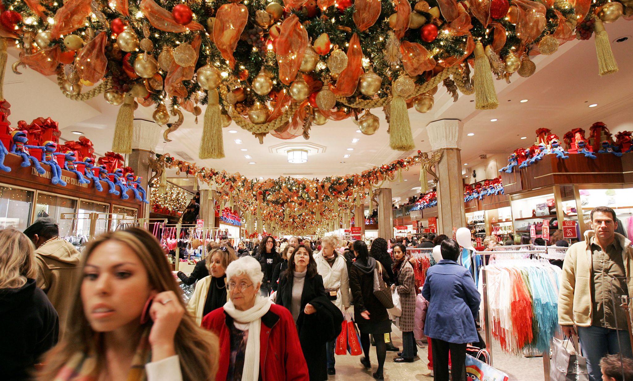 Shoppers out early in San Antonio in search of Black Friday deals