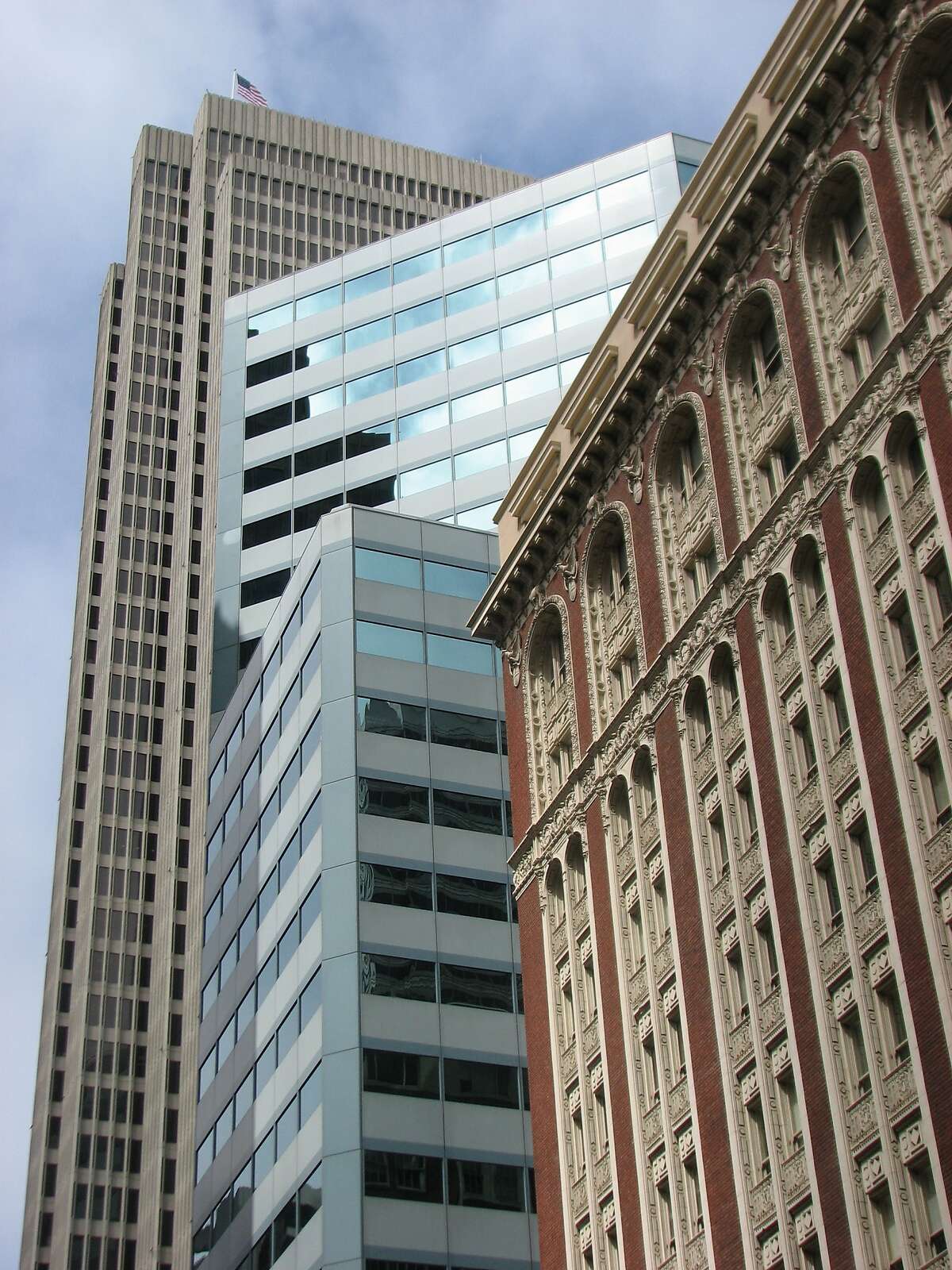 353 Sacramento is an icy metal tower in San Francisco's financial district -- an odd fit, but one that wears well with age.