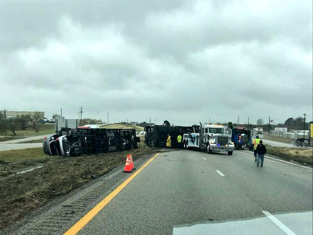 3vehicle crash on I10 outside Seguin cleared