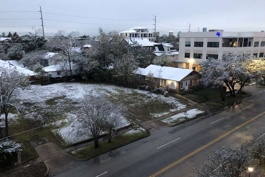 Houston wakes up to a beautiful snowfall, icy roads