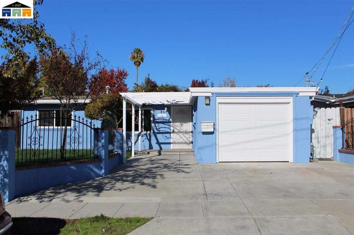 The live auction was held over one week ago and ended with a final bid of $536,000. For context, the median listing price for homes in Hayward is currently running at $629,000.