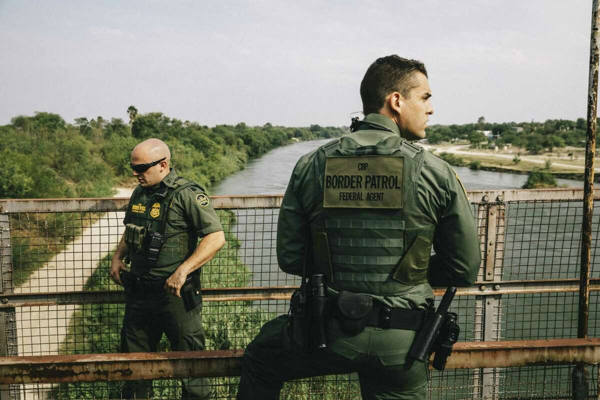 ARCHIVO — Agentes de CBP inspeccionan el río Bravo cerca de Roma, Texas, el 15 de mayo de 2017.