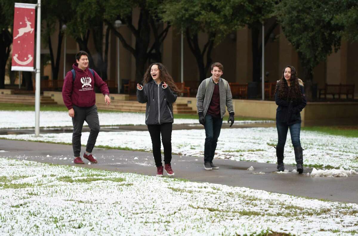 Snow! Or at least some type of weather resembling the holiday season. According to the National Weather Service, Laredo will have highs near 77 on Christmas Day.