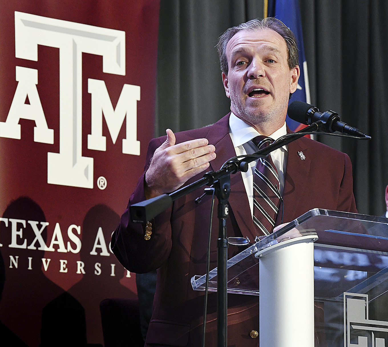 New Aggies Coach Jimbo Fisher Addresses Crowd At A M Basketball Game   RawImage 