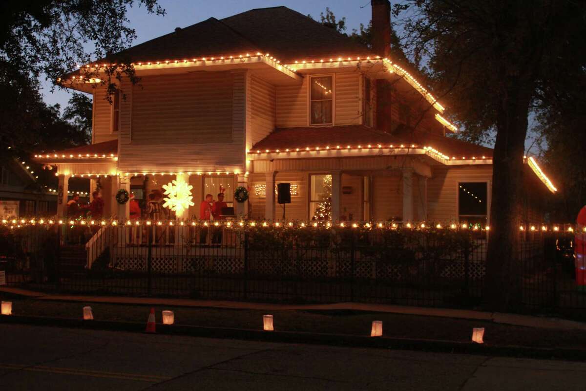 Houstonians come out for annual Lights in the Heights celebration