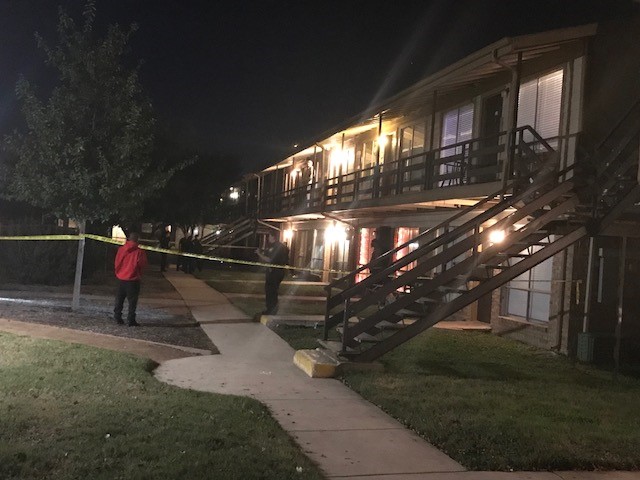 Police seek gunmen after two men shot at apartment complex on the South ...