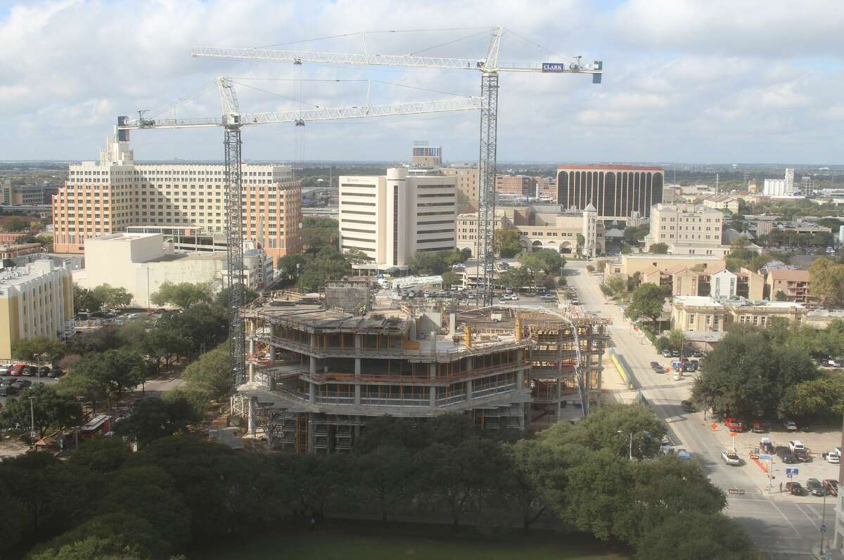 Timelapse photos show construction progress on San Antonio's 142