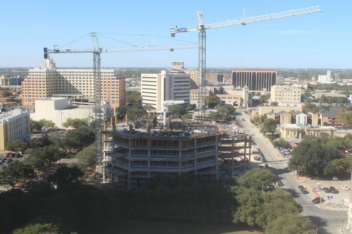 Timelapse photos show construction progress on San Antonio's 142
