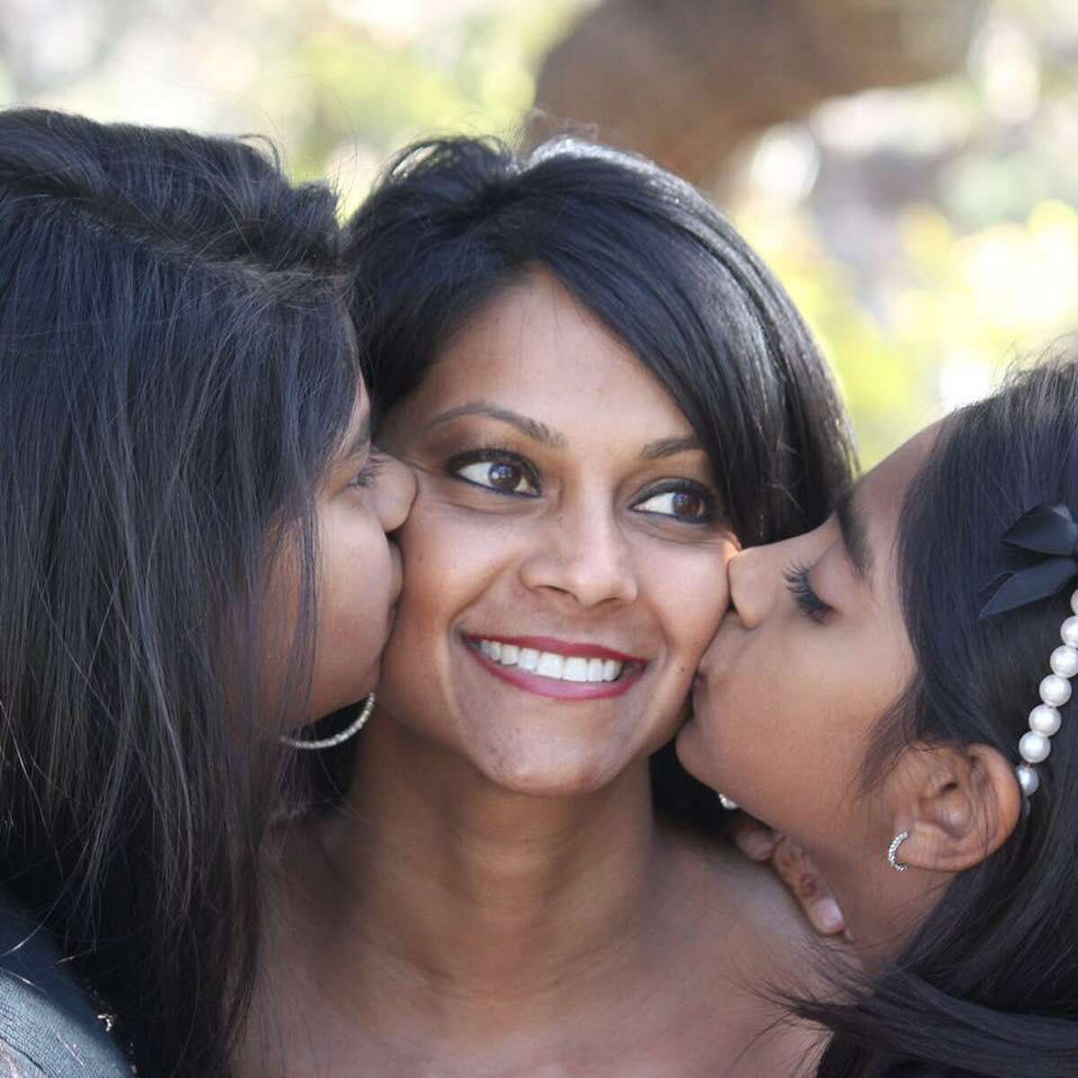 A San Antonio single mom and CNN Hero Mona Patel gets appreciative kisses from her two daughters before embarking on a special trip to New York where she'll be honored on a national TV special Sunday night.