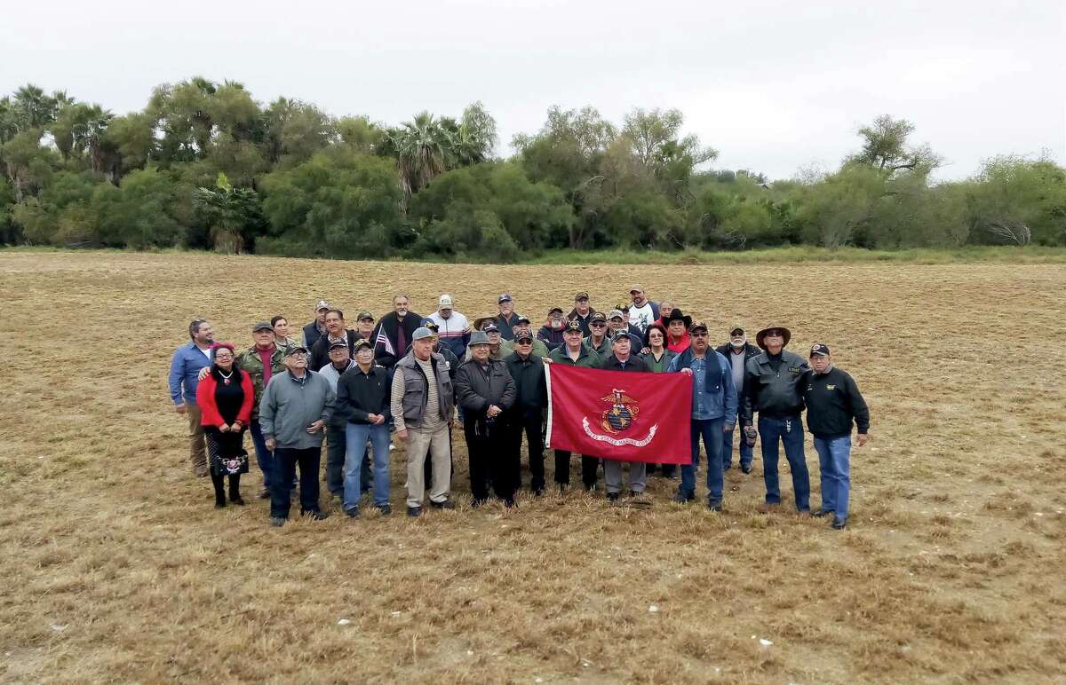 ARCHIVO — La Coalición de Veteranos de Laredo, junto al regidor Charlie San Miguel, posan en el terreno propuesto para la construcción del museo de veteranos en North Central Park, el 17 de diciembre de 2017.