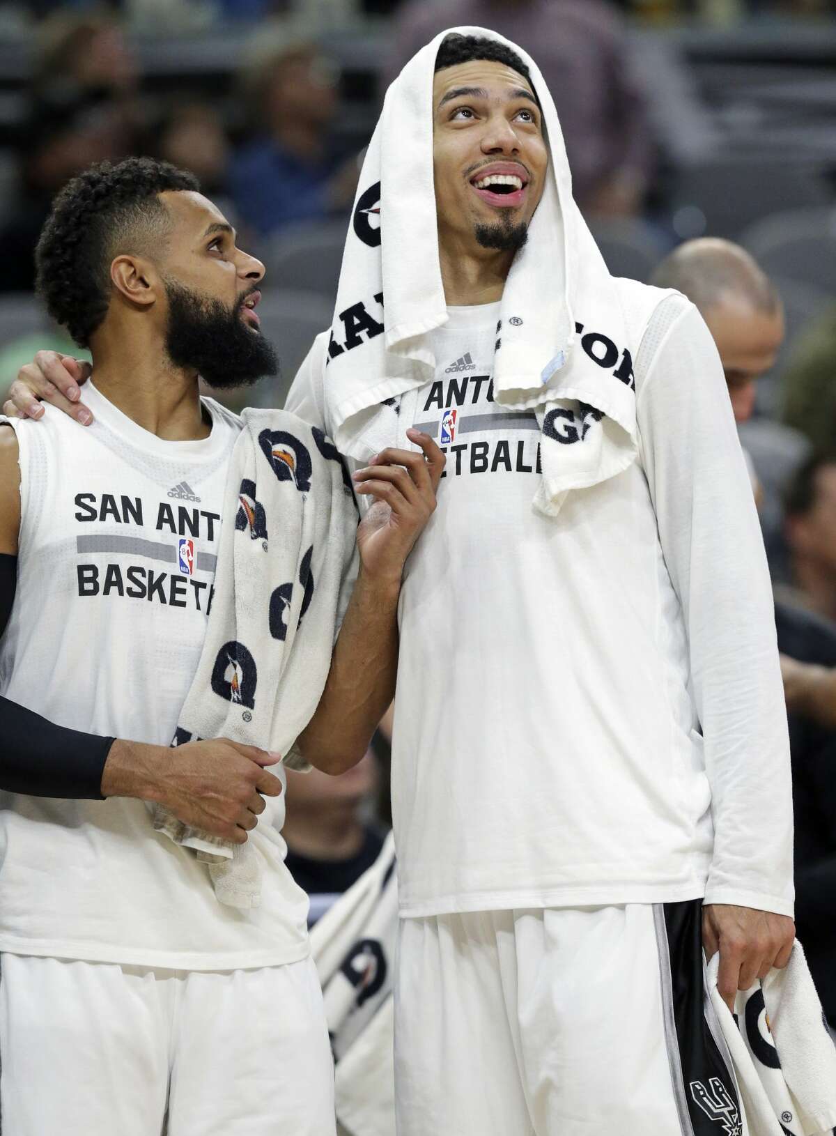 Danny Green and Patty Mills check the scoreboard as the Spurs pull off a 40 point win as the Spurs host the Lakers at the AT&T Center on January, 12, 2017.