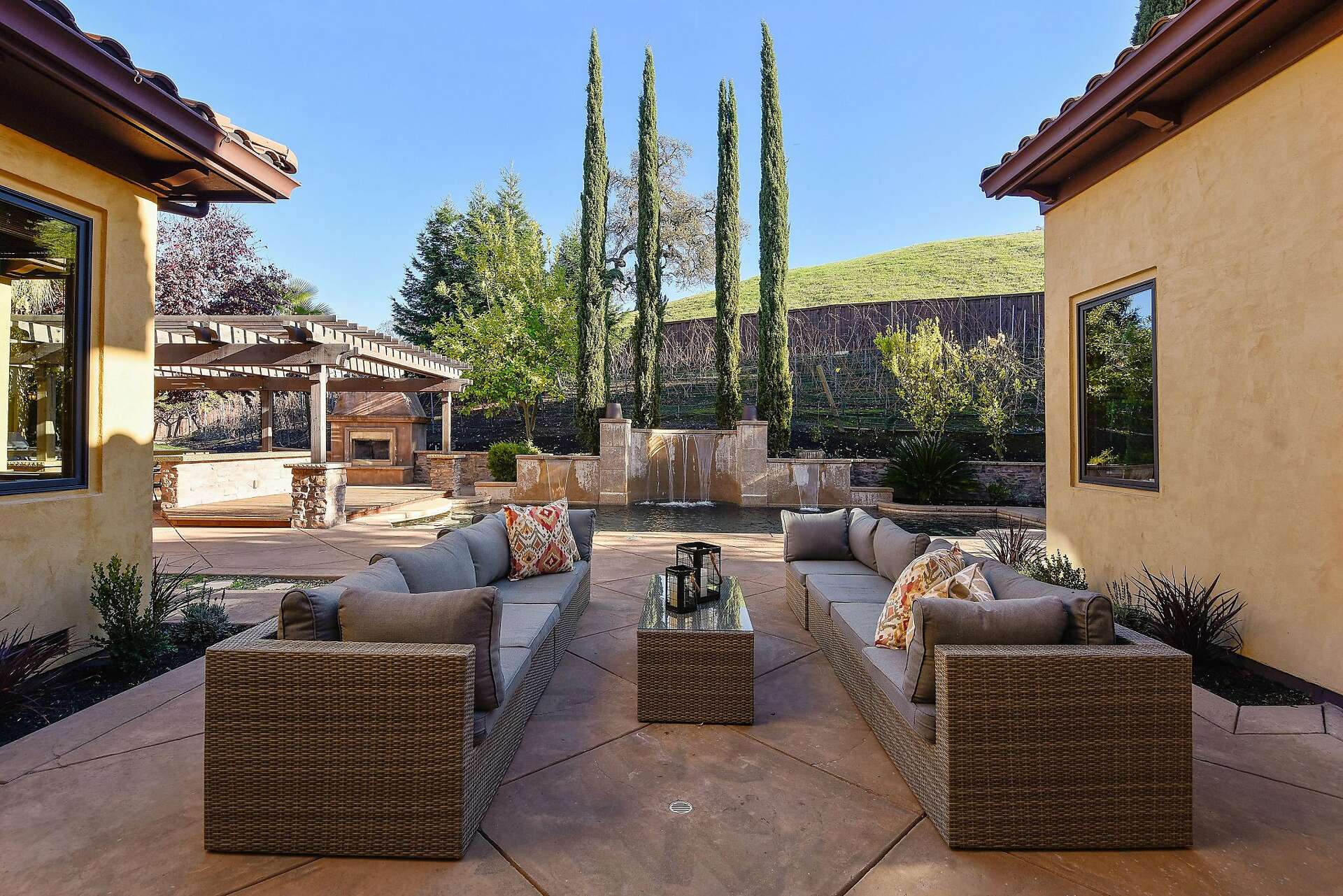 Tuscan style radiates throughout expansive Alamo home, image size:1920x1281