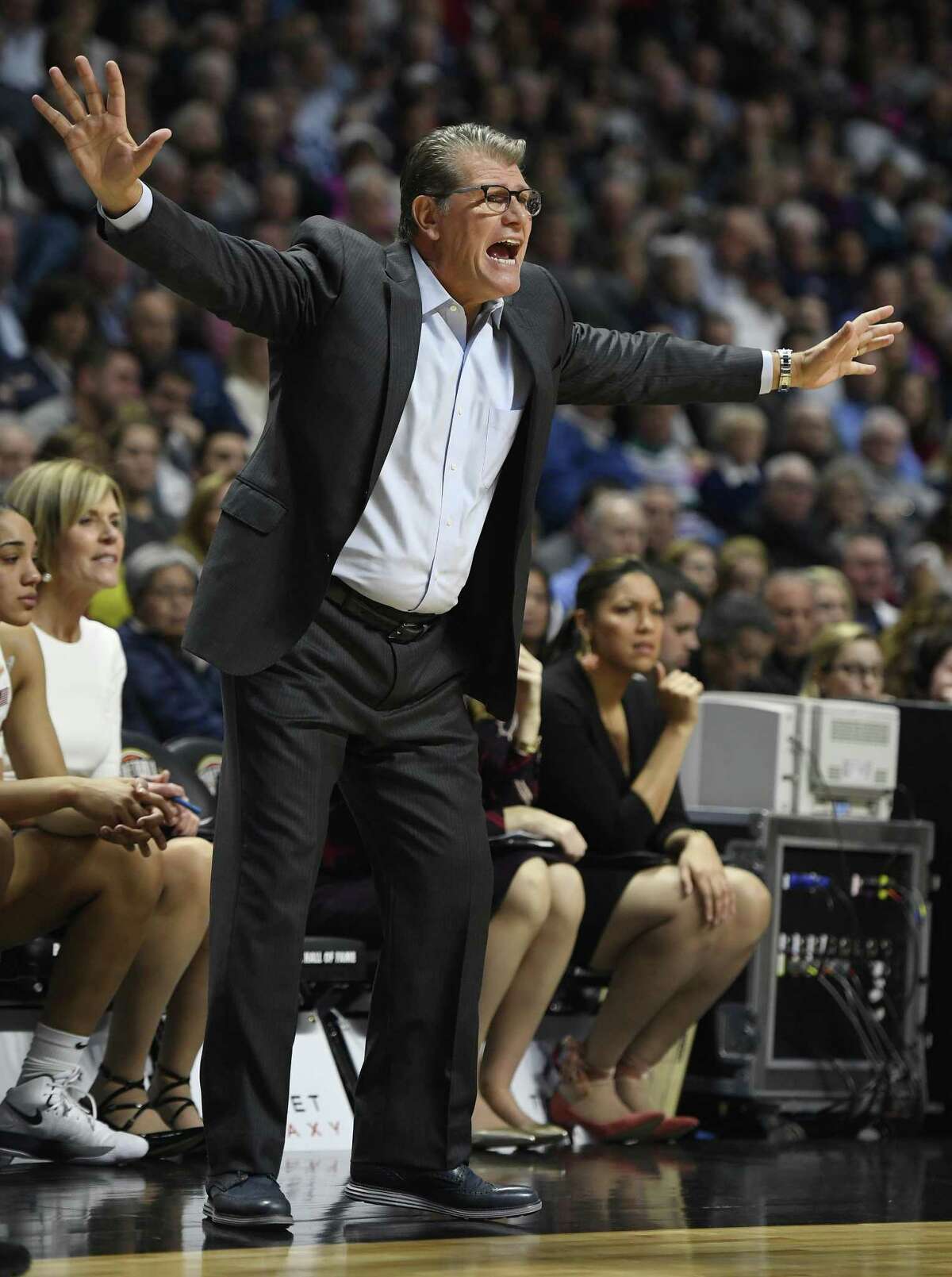 Uconns Geno Auriemma Earns 1000th Career Win