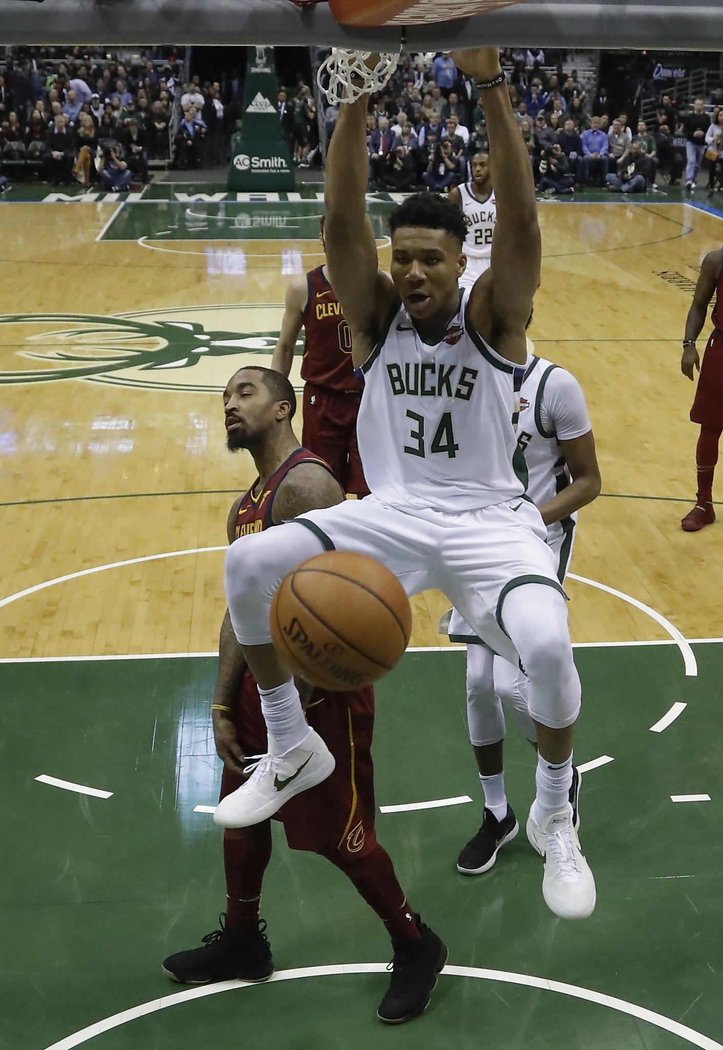 Giannis Antetokounmpo Bucks Hold Off Lebron James Cavaliers