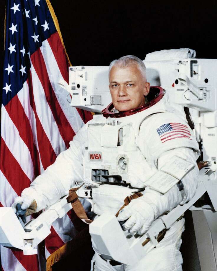 Bruce McCandless, first astronaut to float untethered in space dies at
