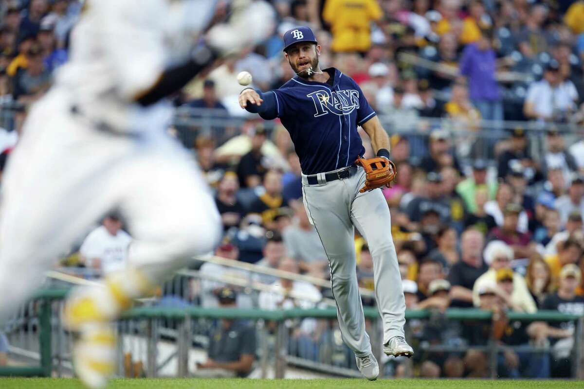 Giants acquire Evan Longoria, cash from Rays for 4 players