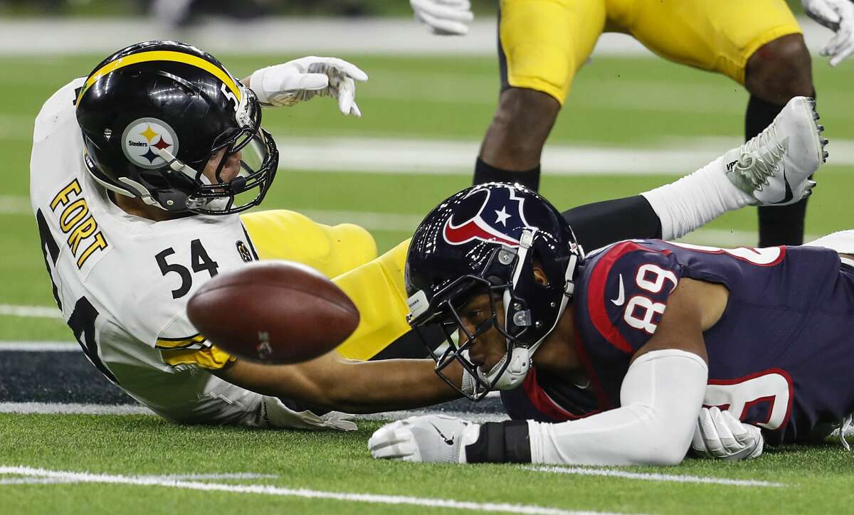 Pittsburgh Steelers linebacker L.J. Fort (54) breaks up a pass intended for Houston Texans tight end Stephen Anderson (89) during the fourth quarter of an NFL football game at NRG Stadium on Monday, Dec. 25, 2017, in Houston. ( Brett Coomer / Houston Chronicle )