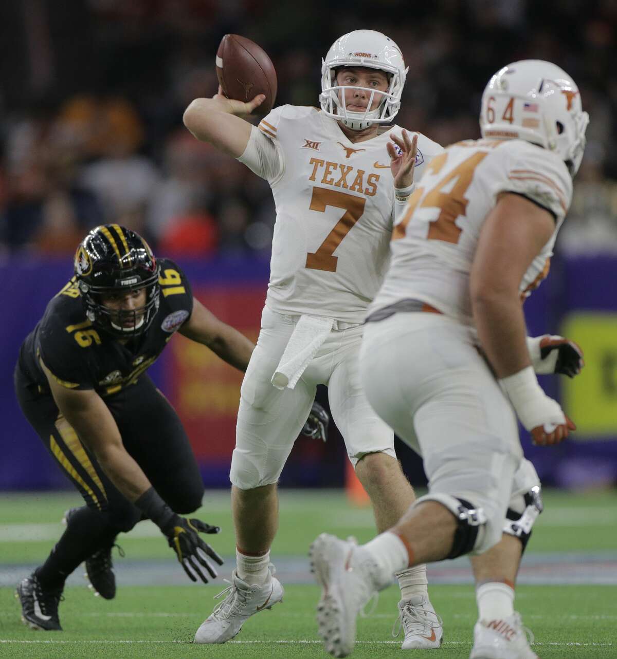 Texas quarterback Shane Buechele to have surgery on torn hip muscle