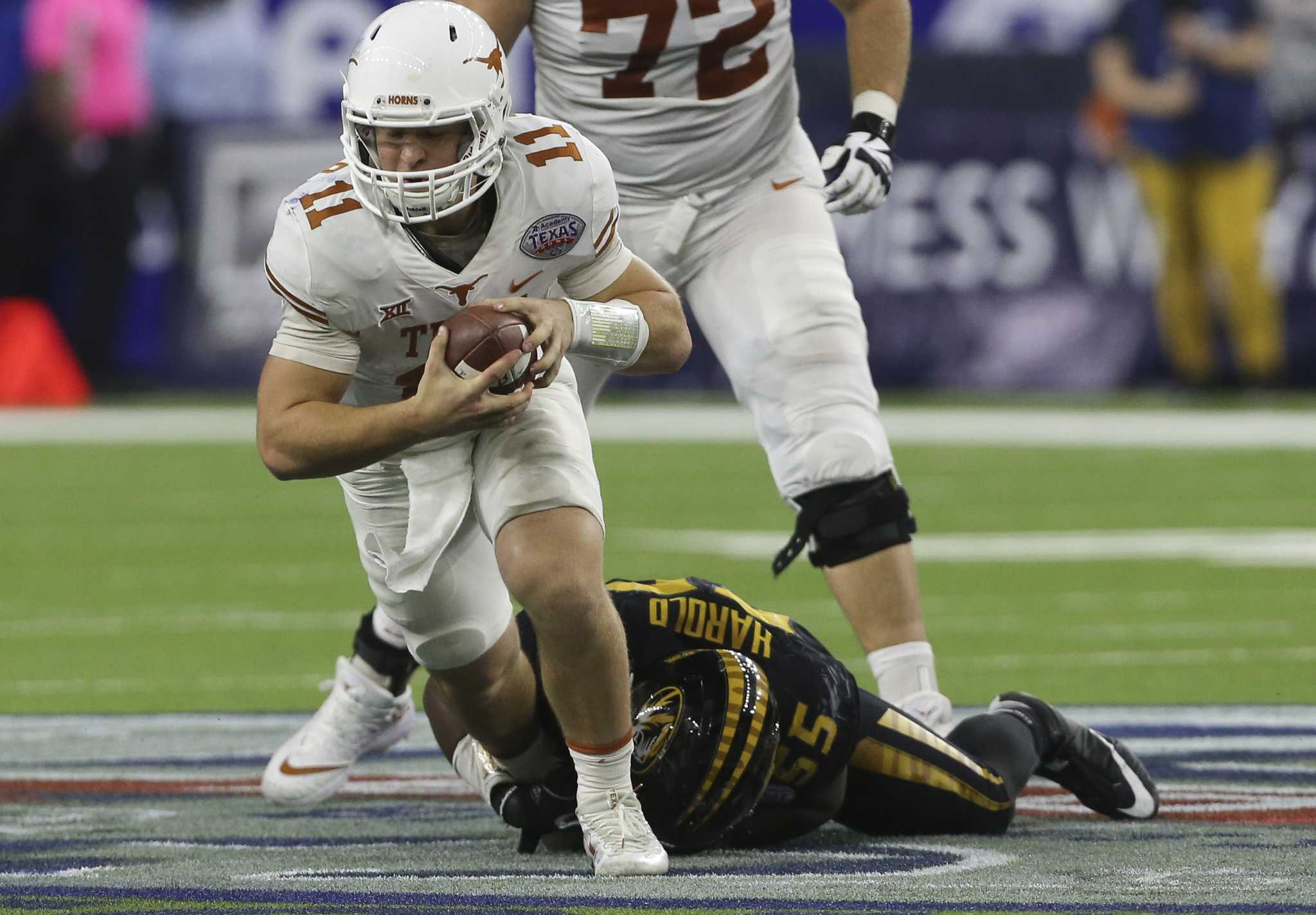 Texas quarterback Shane Buechele to have surgery on torn hip muscle