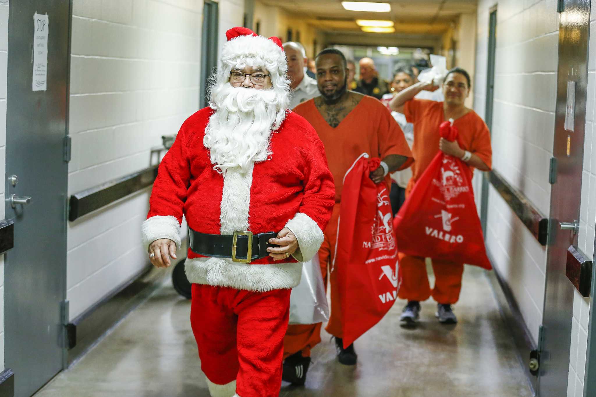 Santa Claus pays belated visit to Harris County jail - Houston Chronicle
