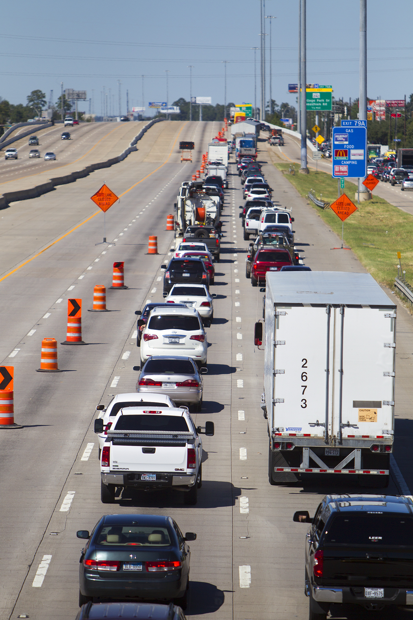 Houston woman jams out like no one is watching during Monday traffic