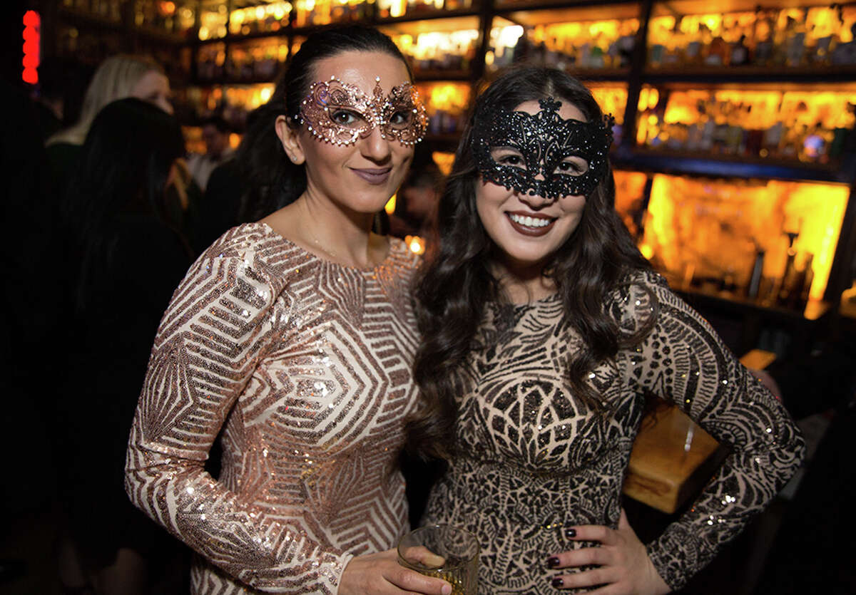 In the final moments of 2017 and the first ones of 2018, New Year's Eve revelers enjoyed "delectable bites, electrifying elixirs and intoxicating performances" at Paramour. The San Antonio rooftop bar hosted its second annual Midnight Masquerade on Dec. 31, 2017.