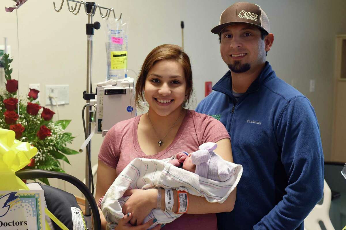 Rebecca Almaraz y Odell Martínez sostienen a su hija recién nacida Anastasia Nikole Martínez en el Doctors Hospital, el lunes, convirtiéndose en la primera bebé del 2018.