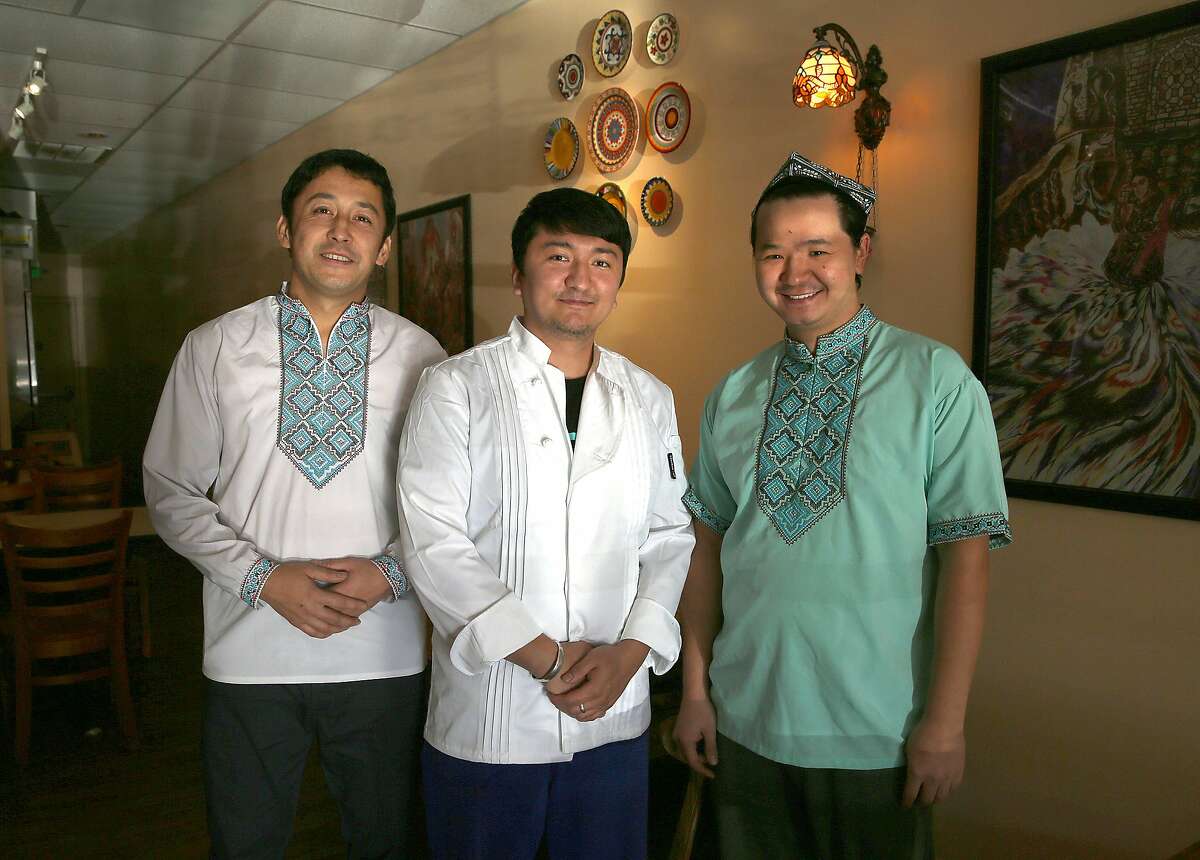 2017年12月18日，加州联合城，Sama Uyghur餐厅的共同老板兼厨师Pattar Dilmurat(左)、Akbar Amat(中)和Aikelamu Ainiwaer(右)。Sama Uyghur是湾区唯一一家维吾尔族(西北中国和穆斯林)餐厅。登录必赢亚洲