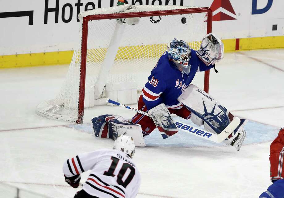 Blackhawks Get Better Of Rangers Times Union Chicago Blackhawks Left Wing Patrick Sharp 10 Shoots And Scores Against New York Rangers