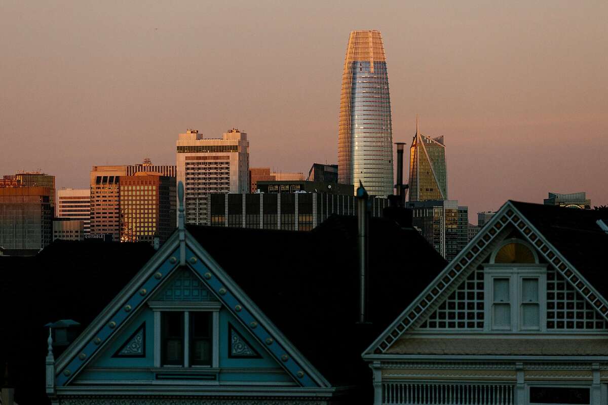 The new Salesforce Tower looms over the Victorian houses known as the painted ladies, foreground, in San Francisco, Dec. 17, 2017. Salesforce Tower, which at 1,070 feet is the tallest office building west of the Mississippi, will be inhabited in January, signaling tech�s triumph in the city. (Jason Henry/The New York Times)