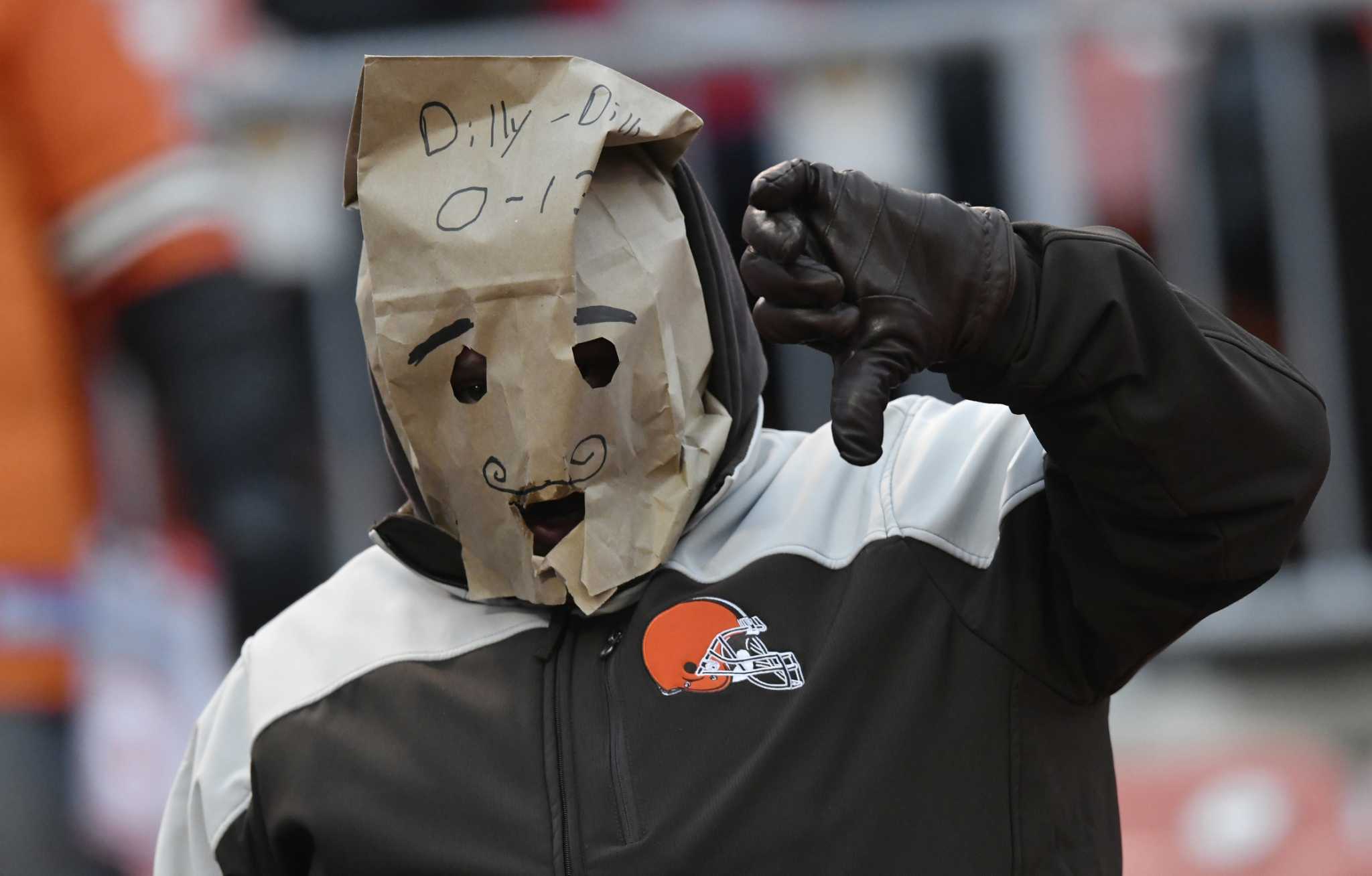 Thousands of Browns fans protest 0-16 season at cold parade