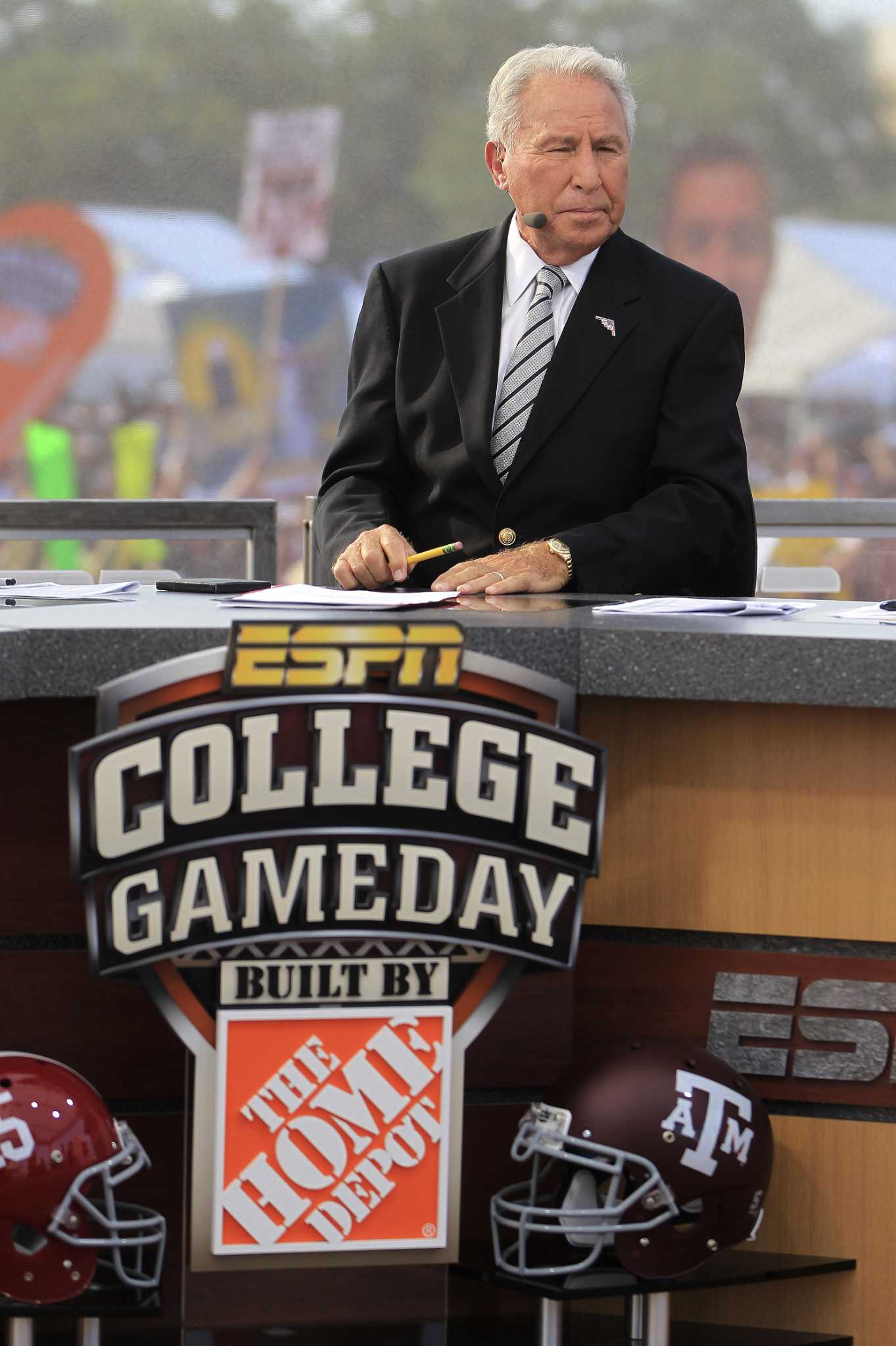 Which mascot head did Lee Corso pick between Ohio State football